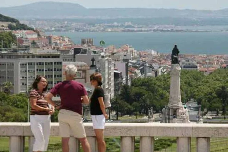 
	Turistas em Lisboa, Portugal: o pa&iacute;s j&aacute; &eacute; o principal destino dos alunos de gradua&ccedil;&atilde;o do Programa Ci&ecirc;ncia sem Fronteiras
 (Bruce Bennett/Getty Images)