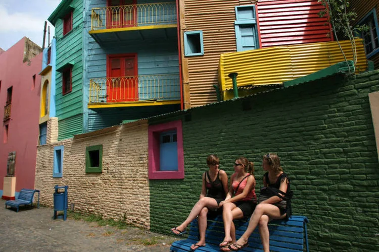 Turistas no bairro de La Boca, em Buenos Aires: Argentina é um dos destinos preferidos (Mariana Eliano/Getty Images)