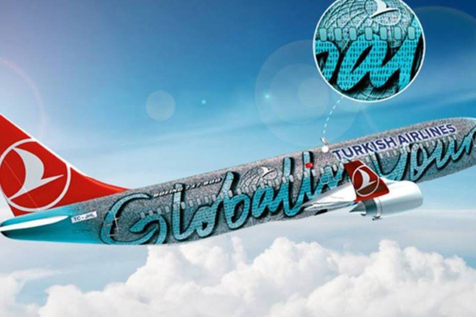 Turkish Airlines lança avião com fotos de funcionários