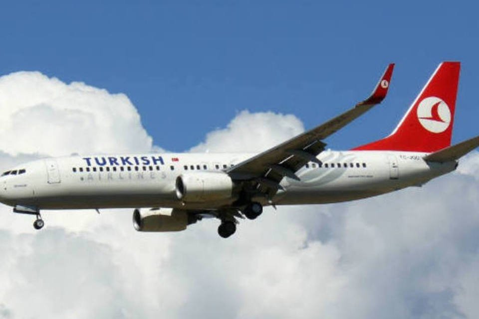 Equipes vasculham avião da Turkish Airlines após pouso