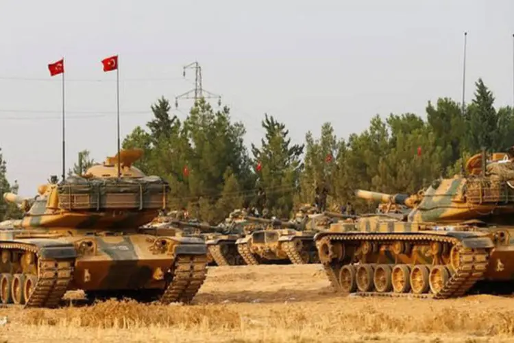 
	Tanques: a c&uacute;pula militar turca detalhou que efetuou 60 disparos de artilharia, alcan&ccedil;ando 20 alvos
 (Umit Bektas/Reuters)