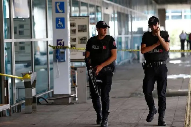 
	Atentado: tr&ecirc;s poss&iacute;veis homens-bombas do EI mataram 44 pessoas na ter&ccedil;a-feira no aeroporto de Istambul
 (Osman Orsal / Reuters)