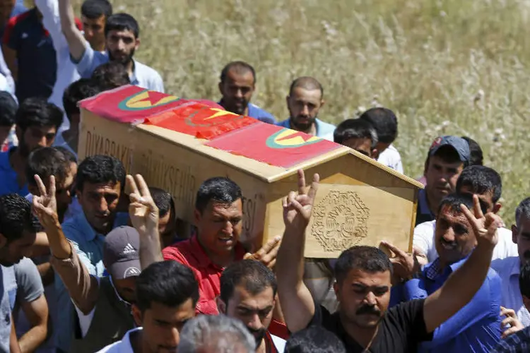 Caixão de morto em explosão na Turquia: tragédia ocorreu em um comício da legenda HDP em Diyarbakir (Osman Orsal/Reuters)