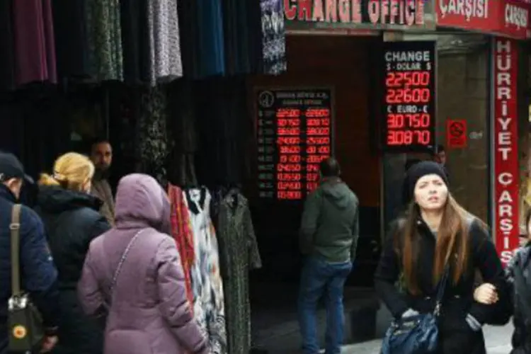 Pessoas passam em frente a uma casa de câmbio em Istambul: valorização foi reação positiva à decisão do Banco Central turco de aumentar taxas básicas de juros (Gurcan Ozturk/AFP)