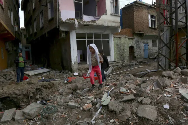 
	Turquia: o Ex&eacute;rcito assegura ter &quot;neutralizado&quot; 223 militantes do PKK em Diyarbakir desde o come&ccedil;o dos combates
 (Sertac Kayar / Reuters)