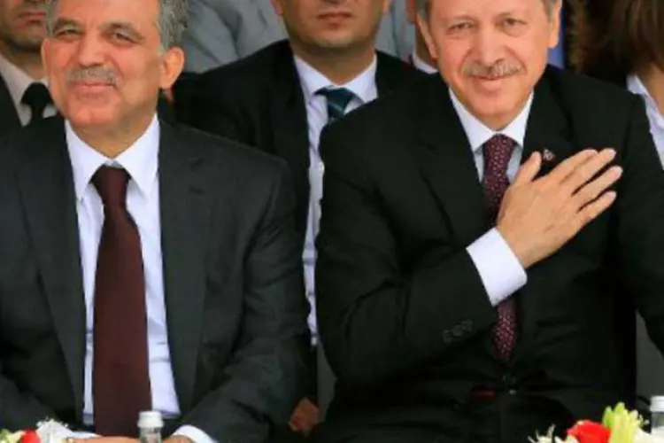 O primeiro-ministro da Turquia, Recep Tayyp Erdogan (d), ao lado do presidente Abdullah Gul (e): partido de Erdogan encara este teste eleitoral em uma posição desconfortável (AFP)