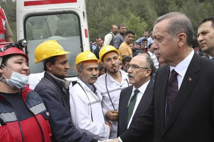 
	Recep Tayyp Erdogan (2&ordm; &agrave; dir): Erdogan n&atilde;o alimentou esperan&ccedil;as de que haja sobreviventes
 (Kayhan Ozer/Prime Ministers Press Office/Handout via Reuters)