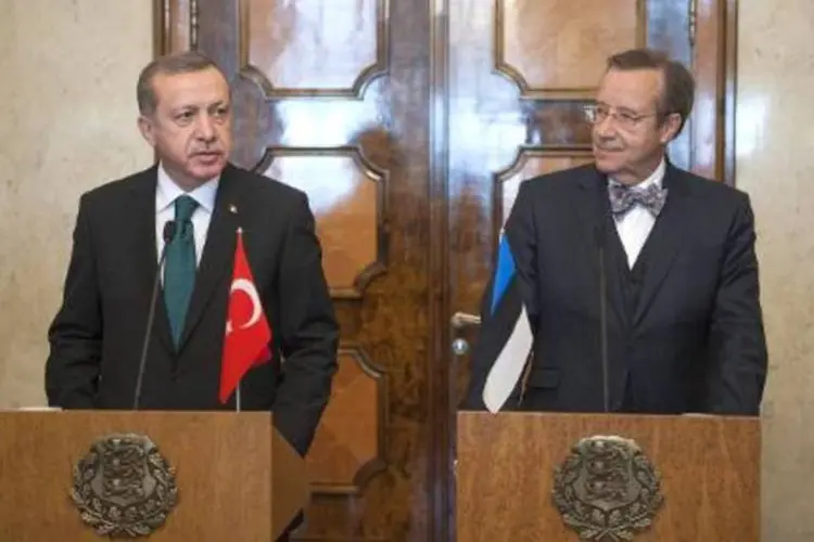 Os presidentes da Turquia (e) e Estônia participam de uma entrevista coletiva em Tallinn (Raigo Pajula/AFP)