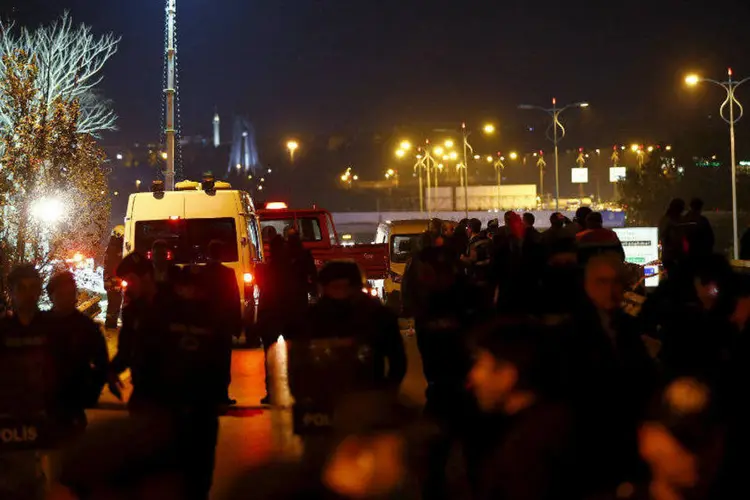 
	Pol&iacute;cia no local da explos&atilde;o que ocorreu perto de esta&ccedil;&atilde;o de metr&ocirc; em Istambul, na Turquia
 (Osman Orsal/Reuters)