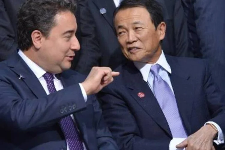 O vice-primeiro-ministro turco, Ali Babacan, conversa com ministro da Economia do Japão, Taro Aso (Mandel Ngan/AFP)