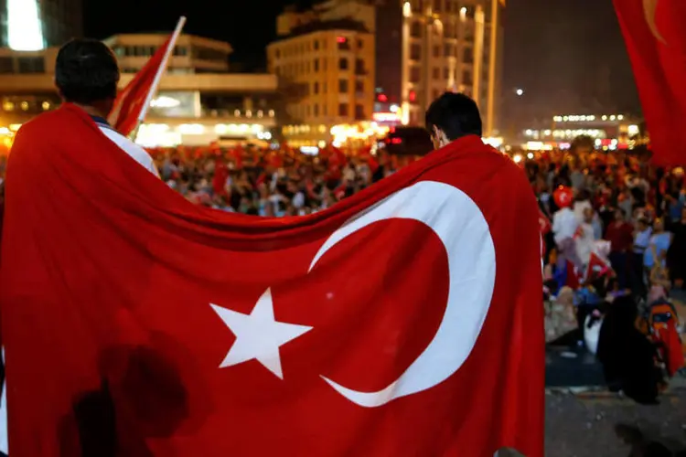 
	Manifestante na Turquia: um parlamentar do principal partido de oposi&ccedil;&atilde;o disse que o estado de emerg&ecirc;ncia criou &quot;uma maneira de governar que abre caminho para os abusos&quot;
 (Ammar Awad / Reuters)