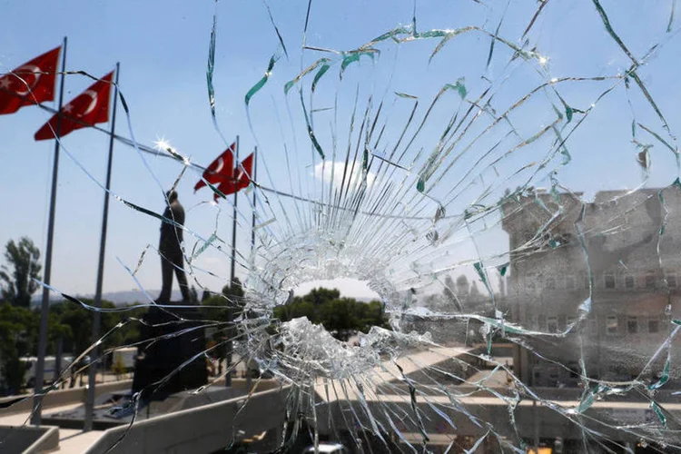 
	Turquia: estes trabalhadores se somam aos mais de 25 mil funcion&aacute;rios p&uacute;blicos suspensos por suspeita de ter liga&ccedil;&atilde;o com tentativa de golpe
 (Osman Orsal / Reuters)