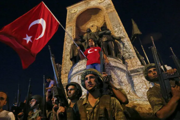 
	Militares da Turquia em monumento da pra&ccedil;a Taksim, em Istambul, durante tentativa de golpe militar: agita&ccedil;&atilde;o amea&ccedil;a prejudicar ainda mais o legado de Erdogan
 (Murad Sezer/Reuters)