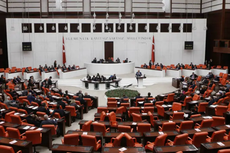 Parlamento turco: confronto foi um dos mais intensos da história da democracia turca. Alguns deputados jogaram cadeiras contra os outros (Umit Bektas/Reuters)