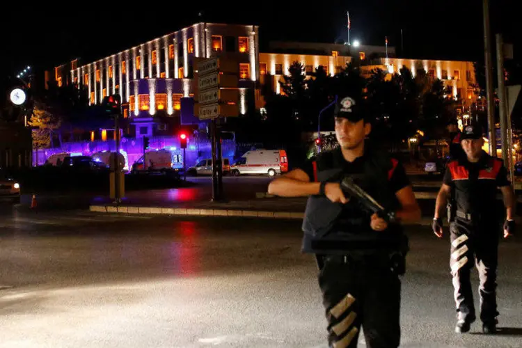 
	Policiais pr&oacute;ximos a quartel militar em Ancara, na Turquia
 (Tumay Berkin/Reuters)