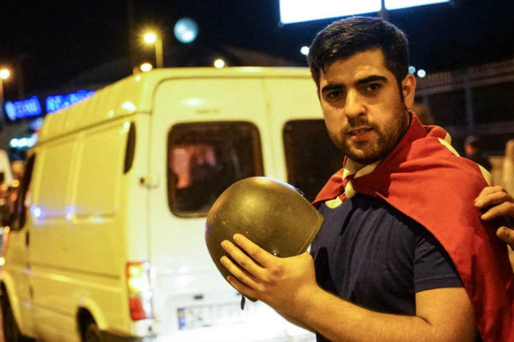 
	Homem durante protestos na Turquia contra golpe militar: o objetivo &eacute; enfrentar as correntes golpistas no pa&iacute;s e combater &quot;a amea&ccedil;a &agrave; democracia&quot;
 (Defne Karadeniz/Getty Images)