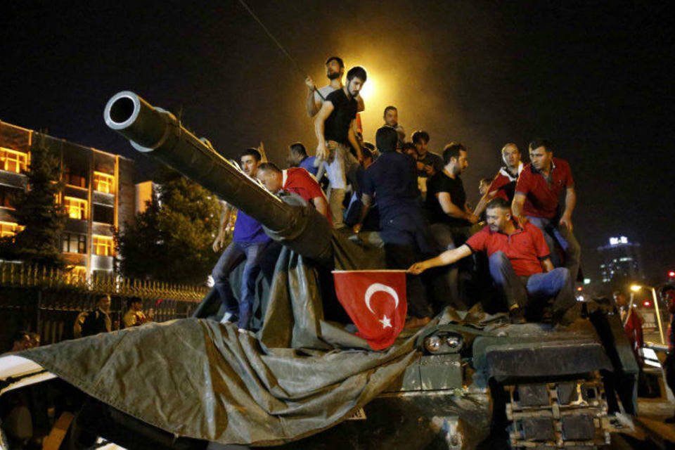A reação das pessoas durante a tentativa de golpe na Turquia