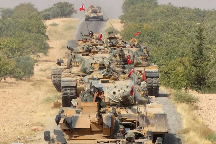 
	Turquia: tanto a Turquia como os Estados Unidos exigiram ontem que as mil&iacute;cias curdas recuassem para a margem leste do rio
 (Reuters)