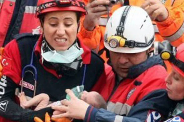 Equipes de resgate retiram o bebê Azra Karaduman, de 15 dias, dos escombros
 (Adem Altan/AFP)