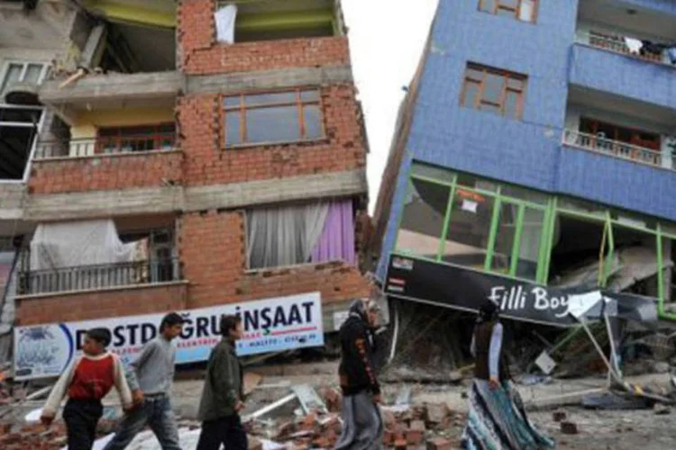 Devido ao estado precário de algumas edificações, muitos moradores não puderam retornar para suas casas (Mustafa Ozer/AFP)