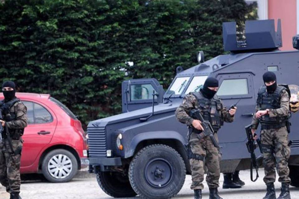 Atiradora morre e policial fica ferido em ataque em Istambul
