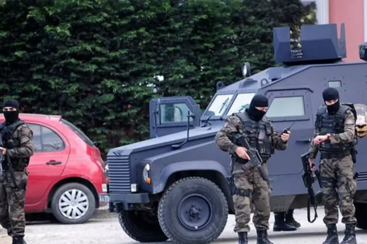 Forças especiais da polícia são vistas perto de delegacia após ataque nesta quarta-feira (1º) em Istambul  (AFP/ Ozan Kose)