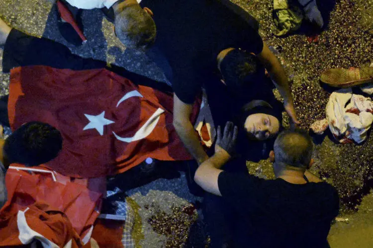 
	Mulher morta na Turquia durante a&ccedil;&atilde;o militar: em Istambul, os militares abriram fogo contra uma multid&atilde;o durante um protesto contra a tentativa de golpe
 (Stringer/Reuters)