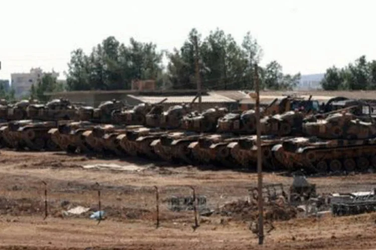 
	Tanques turcos posicionados na fronteira com a S&iacute;ria: &nbsp;Observat&oacute;rio S&iacute;rio de Direitos Humanos elevou esse n&uacute;mero para 549, incluindo os 148 soldados do Ex&eacute;rcito e das for&ccedil;as de seguran&ccedil;a
 (AFP)