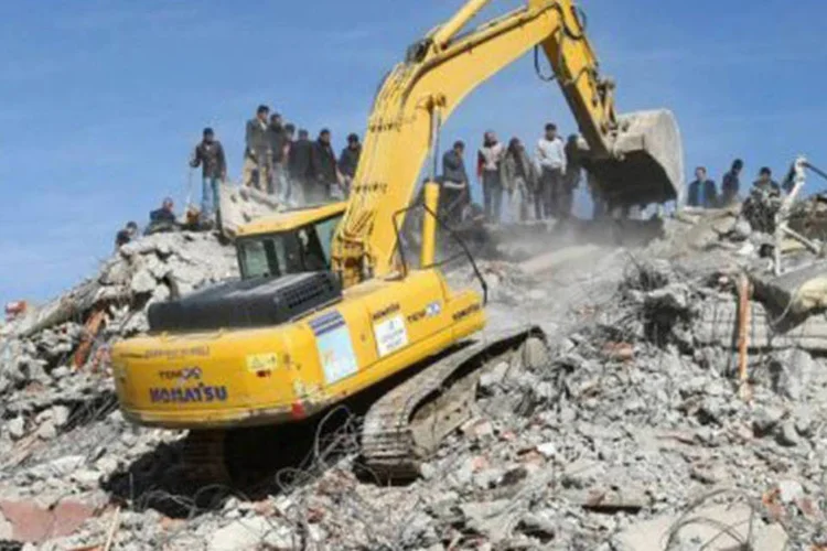 Equipes de resgate trabalham nas buscas por desaparecidos e mortos na Turquia
 (Adem Altan/AFP)