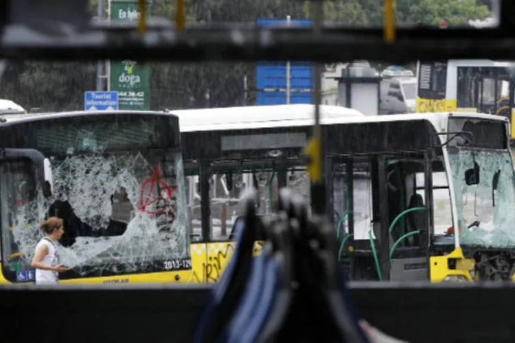 Onibus danificados na Praça Taksim, onde polícia e manifestantes entraram em conflito no centro de Istambul, na Turquia (REUTERS/Murad Sezer)