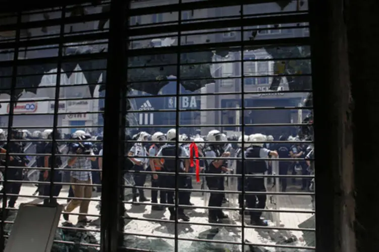 Policiais são vistos de dentro de um prédio durante os protestos contra o governo em Istambul (REUTERS/Murad Sezer)