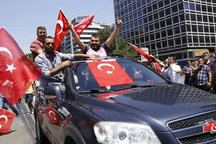 Apoiadores do presidente Erdogan em Ancara: situação em Istambul também se normalizou (Reuters)