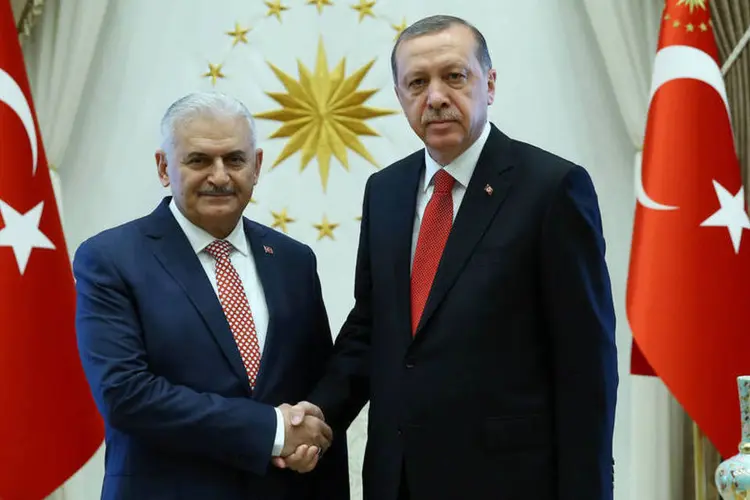 
	Tayyip Erdogan e Binali Yildirim: Yildirim anunciou que pretende trabalhar por uma transi&ccedil;&atilde;o a um sistema presidencial, como deseja Erdogan
 (Kayhan Ozer / Reuters)