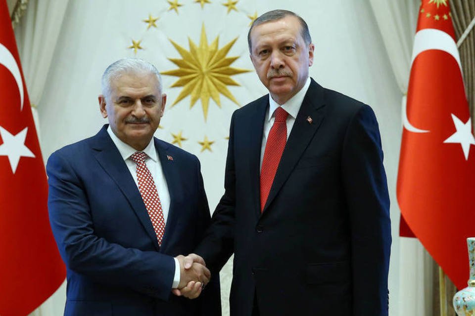 Novo premier turco apresenta gabinete leal a Erdogan