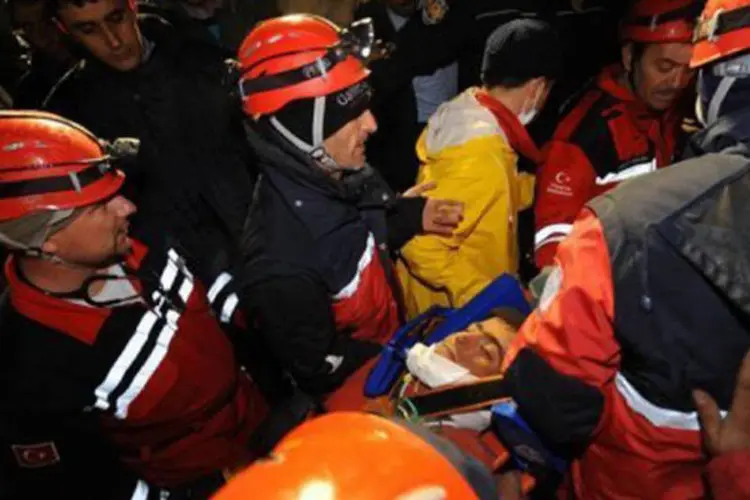 Cinco dias depois do terremoto, equipes de resgate ainda buscam sobreviventes
 (AFP)