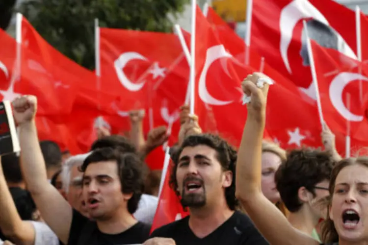 
	Manifestantes protestam na Turquia: a oposi&ccedil;&atilde;o denunciou que mudan&ccedil;as de surpresa e sem motivo profissional aparente p&otilde;em em risco a efic&aacute;cia do corpo para combater o crime
 (REUTERS/Umit Bektas)