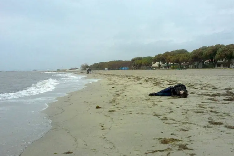 
	Corpo de imigrante em praia turca na cidade de Ayvalik: nove corpos foram descobertos
 (REUTERS/Cihan News Agency)