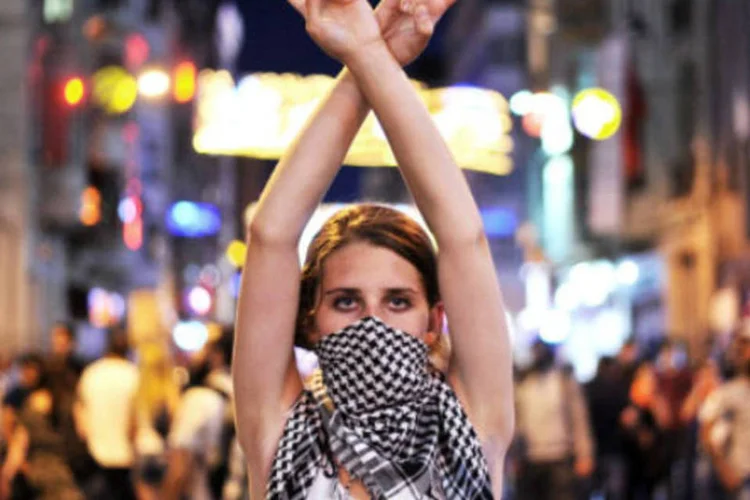 
	Manifestante na Turquia: jornais turcos informam hoje em seus sites que as cenas&nbsp;&quot;fazem pensar nos protestos sociais&quot;&nbsp;do parque Gezi
 (OZAN KOSE/AFP/Getty Images)