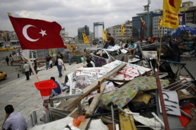 
	Manifestantes ocupam entrada do Gezi Park em Istambul, na Turquia
 (REUTERS/Murad Sezer)
