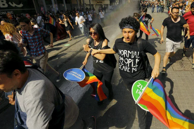 
	Viol&ecirc;ncia: pol&iacute;cia usou balas de borracha, g&aacute;s lacrimog&ecirc;neo e jatos d&#39;&aacute;gua para dispersar multid&atilde;o
 (REUTERS/Huseyin Aldemir)