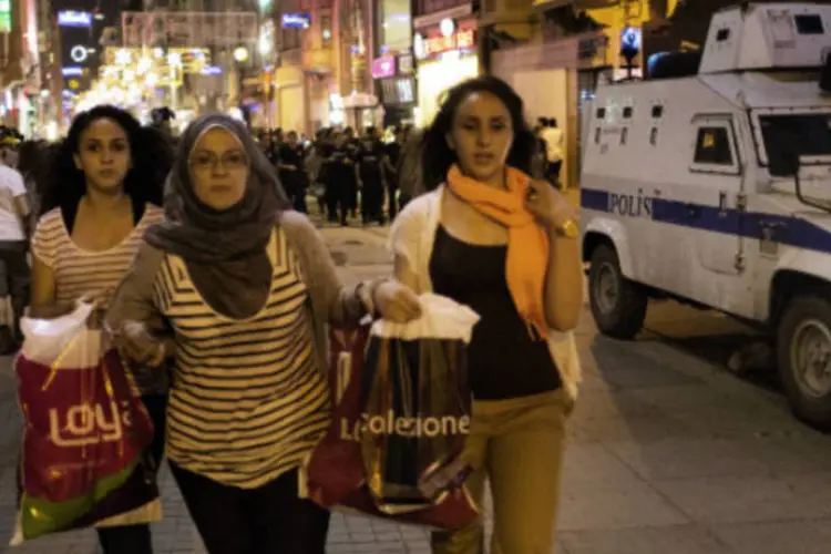 
	Mulheres em rua de Istambul, na Turquia
 (MARCO LONGARI/AFP/Getty Images)
