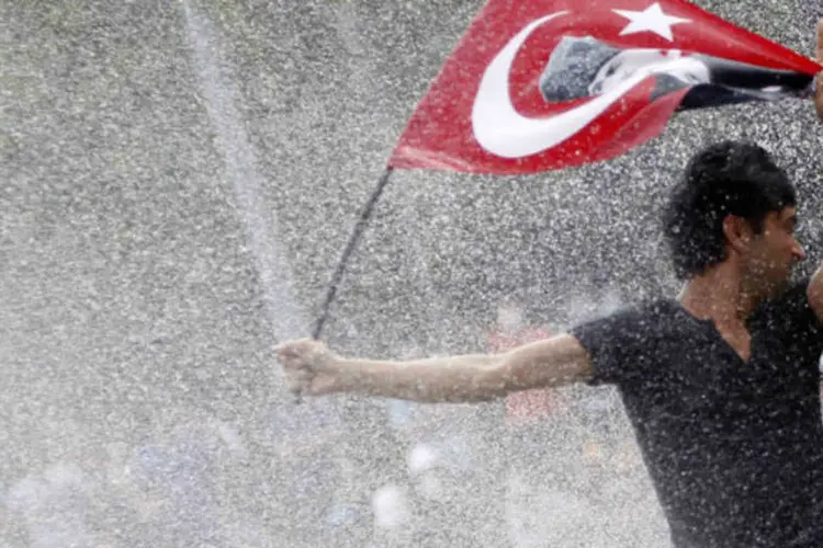 
	Manifestante &eacute; atingido por jato d&#39;&aacute;gua durante protesto na Turquia: mais de 2,5 milh&otilde;es nas ruas
 (REUTERS/Dado Ruvic)