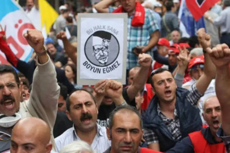 Manifestantes protestam contra o governo da Turquia em 17 de junho em Ancara (AFP/ Adem Altan)