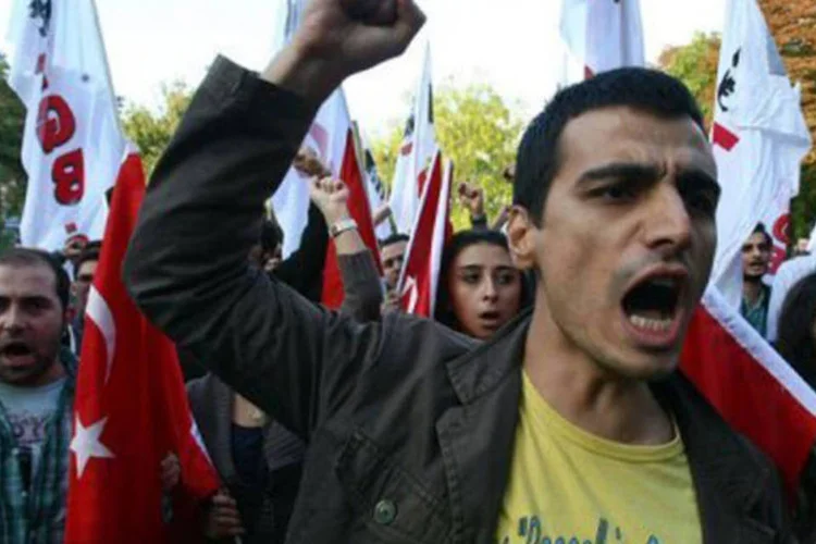 
	Manifesta&ccedil;&atilde;o contra a pol&iacute;tica do governo turco em rela&ccedil;&atilde;o &agrave; S&iacute;ria na ter&ccedil;a-feira em Ancara: a Turquia rompeu com o regime de Damasco
 (Adem Altan/AFP)