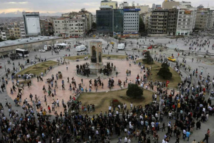 
	Pra&ccedil;a Taksim, em Istambul: no s&aacute;bado, ap&oacute;s o discurso de Erdogan, grupos de jovens foram &agrave;s ruas em Istambul para agredir e intimidar os que apoiavam as manifesta&ccedil;&otilde;es.
 (REUTERS/Yannis Behrakis)