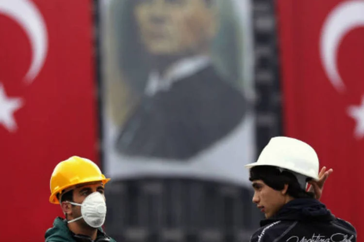 Manifestantes em frente à entrada do parque Gezi na praça Taksim, em Istambul, na Turquia (REUTERS / Yannis Behrakis)