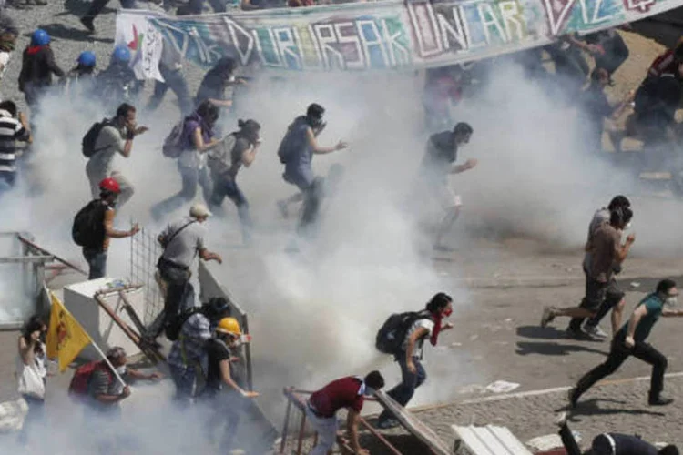 
	A repress&atilde;o policial pesada h&aacute; quase duas semanas desencadeou uma onda sem precedentes de protestos contra Erdogan e seu Partido AK, de ra&iacute;zes isl&acirc;micas
 (REUTERS/Osman Orsal)