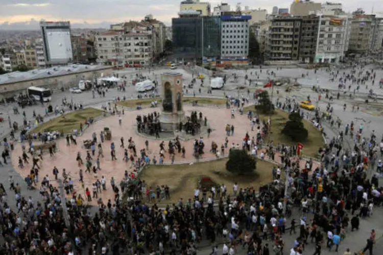 
	Protestos na pra&ccedil;a Taksim:&nbsp;manifesta&ccedil;&atilde;o em Istambul come&ccedil;ou quando o governo anunciou a destrui&ccedil;&atilde;o do Gezi Park para dar espa&ccedil;o a constru&ccedil;&otilde;es comerciais
 (REUTERS/Yannis Behrakis)