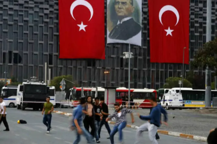 No começo do dia, Erdogan deu seu último aviso àqueles que ocupam o Parque Gezi, no centro de Istambul, para deixarem o local  (REUTERS/Yannis Behrakis)