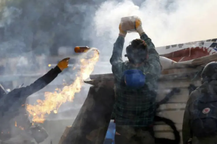 Manifestante lança coquetel molotov em confronto com a polícia na Praça Taksim em Istambul, na Turquia (REUTERS/Murad Sezer)